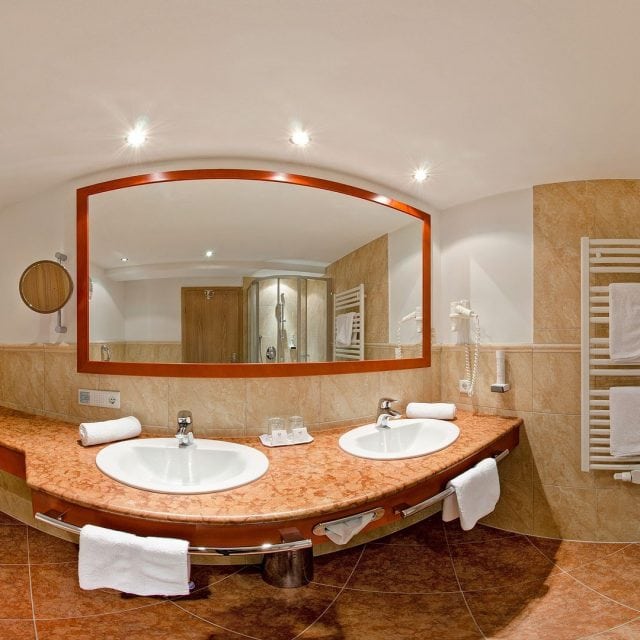 Elegantes Badezimmer mit Doppelwaschbecken und Dusche