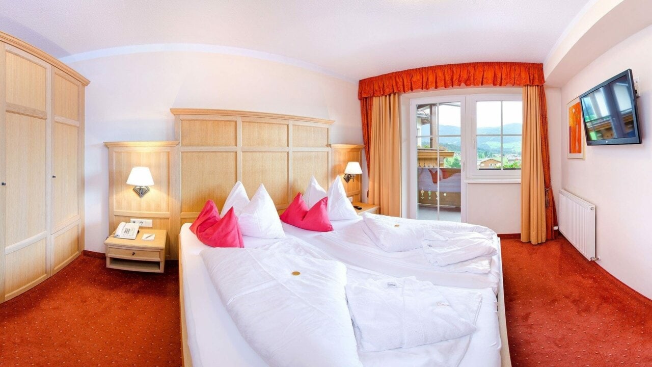 Helles, einladendes Hotelzimmer mit Balkon