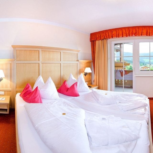 Helles, einladendes Hotelzimmer mit Balkon