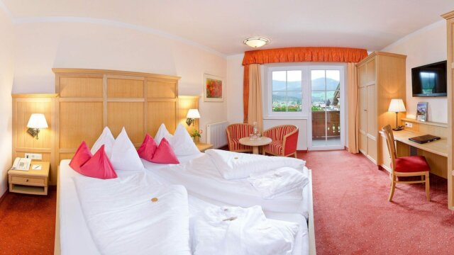 Gemütliches Hotelzimmer mit Balkon und modernem Möbel.