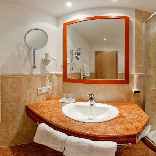 Modernes Badezimmer mit Dusche und Waschbecken
