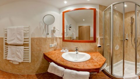 Modernes Badezimmer mit Dusche und Waschbecken