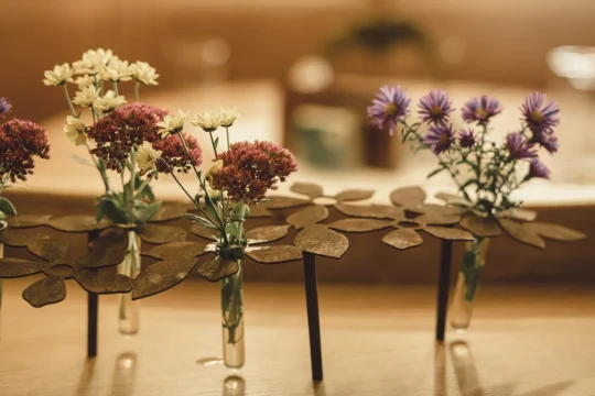 Bunte Blumen in einer dekorativen Vase