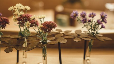 Bunte Blumen in einer dekorativen Vase