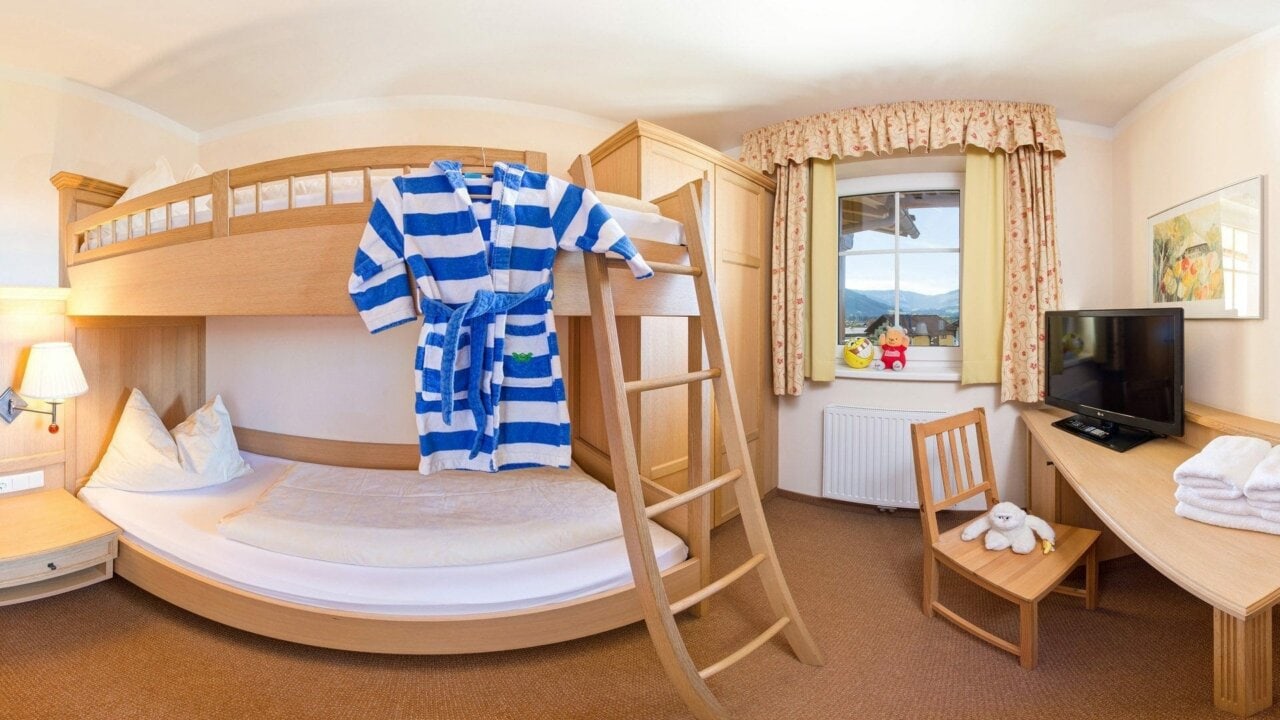 Gemütliches Zimmer mit Etagenbett und gemütlicher Ausstattung.