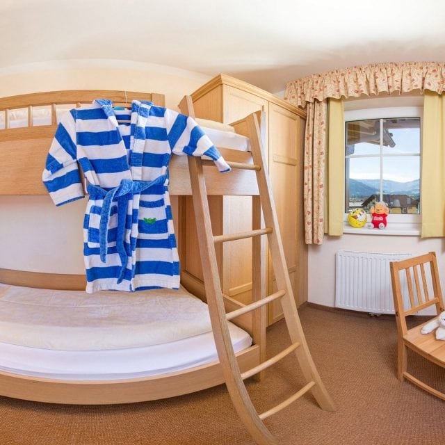 Gemütliches Zimmer mit Etagenbett und gemütlicher Ausstattung.