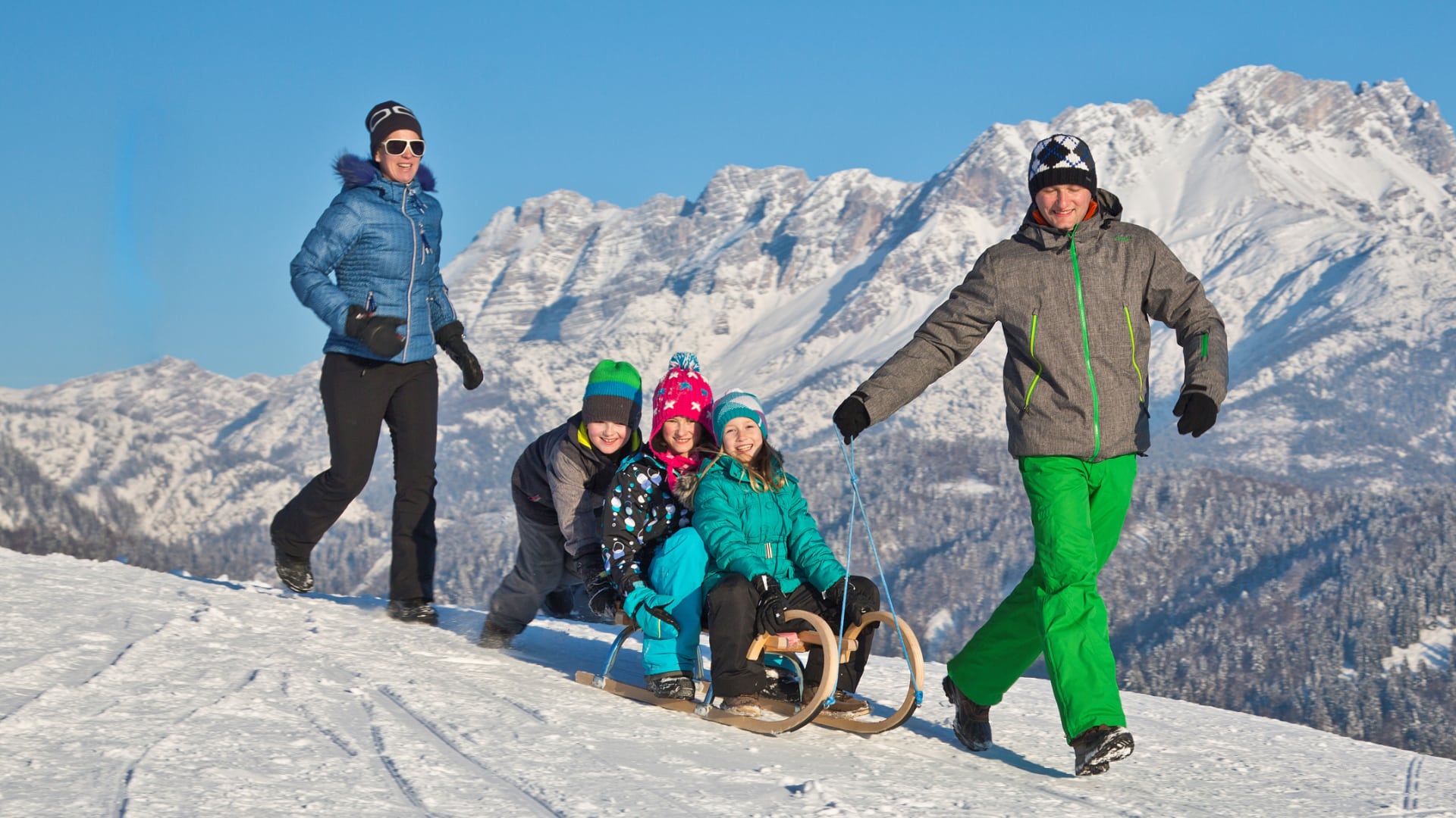 familie rodelpartie winter