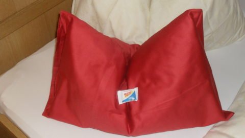 Rote Kissen auf einem Bett