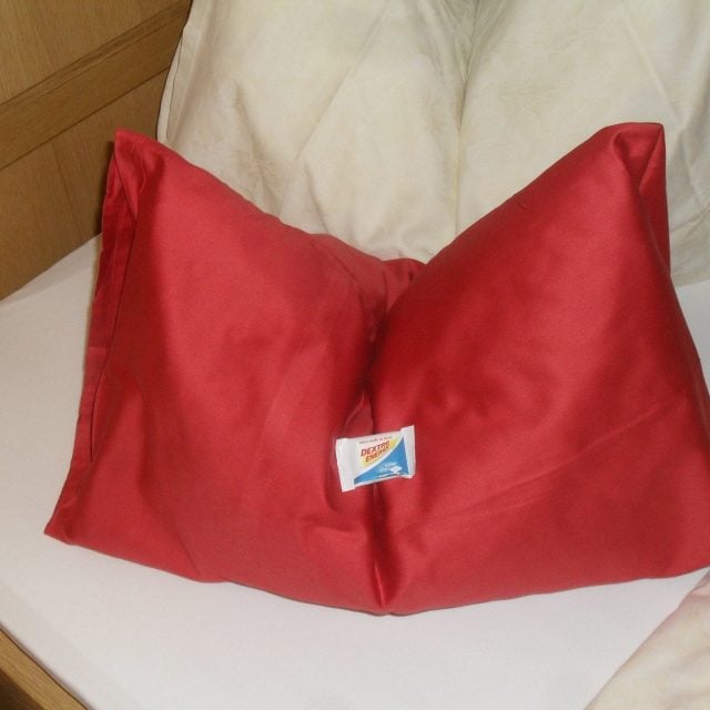 Rote Kissen auf einem Bett