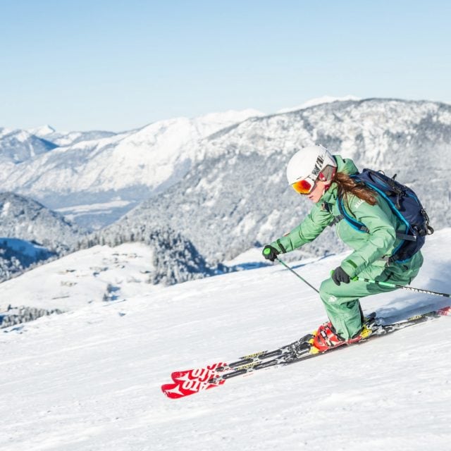 skifahrerin in der region kitzbueheler alpen brixental