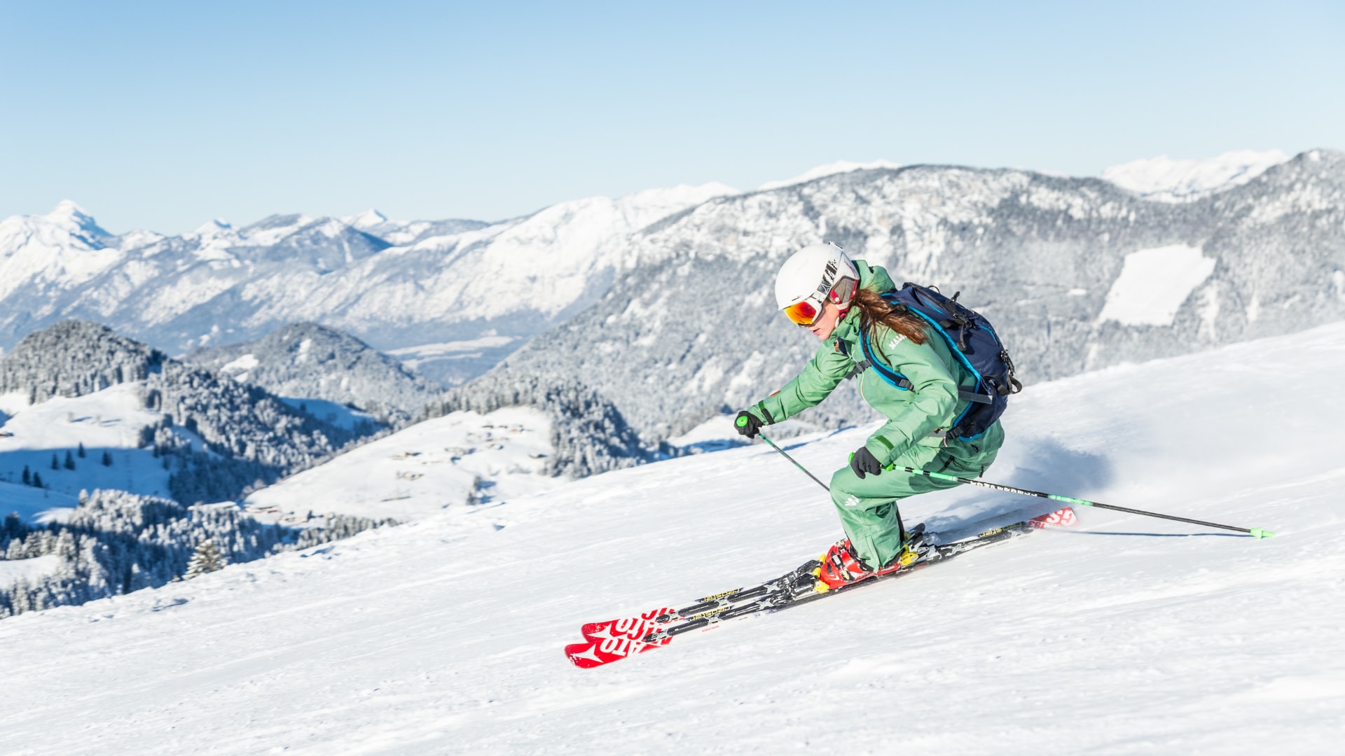 Winter 1 skifahrerin in der region kitzbueheler alpen