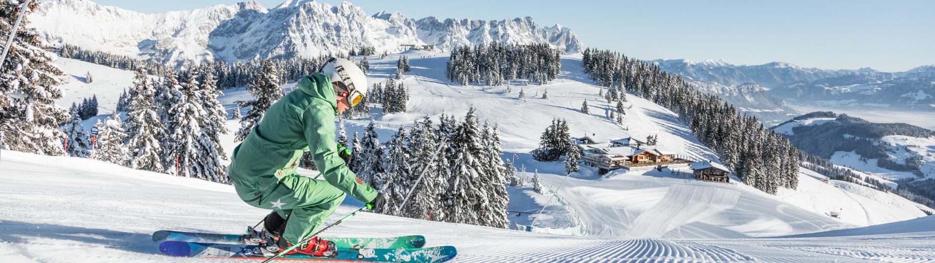 skifahrerin vor der hohen salve skiwelt wilder kaiser brixental
