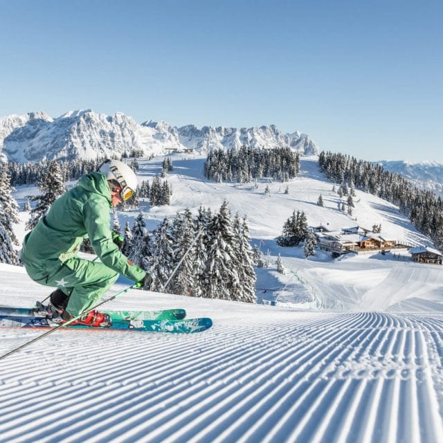 skifahrerin vor der hohen salve skiwelt wilder kaiser brixental