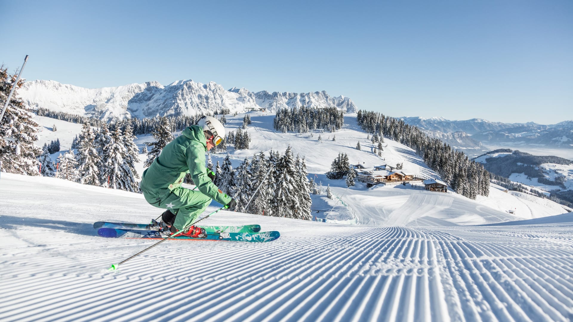 skifahrerin vor der hohen salve skiwelt wilder kaiser
