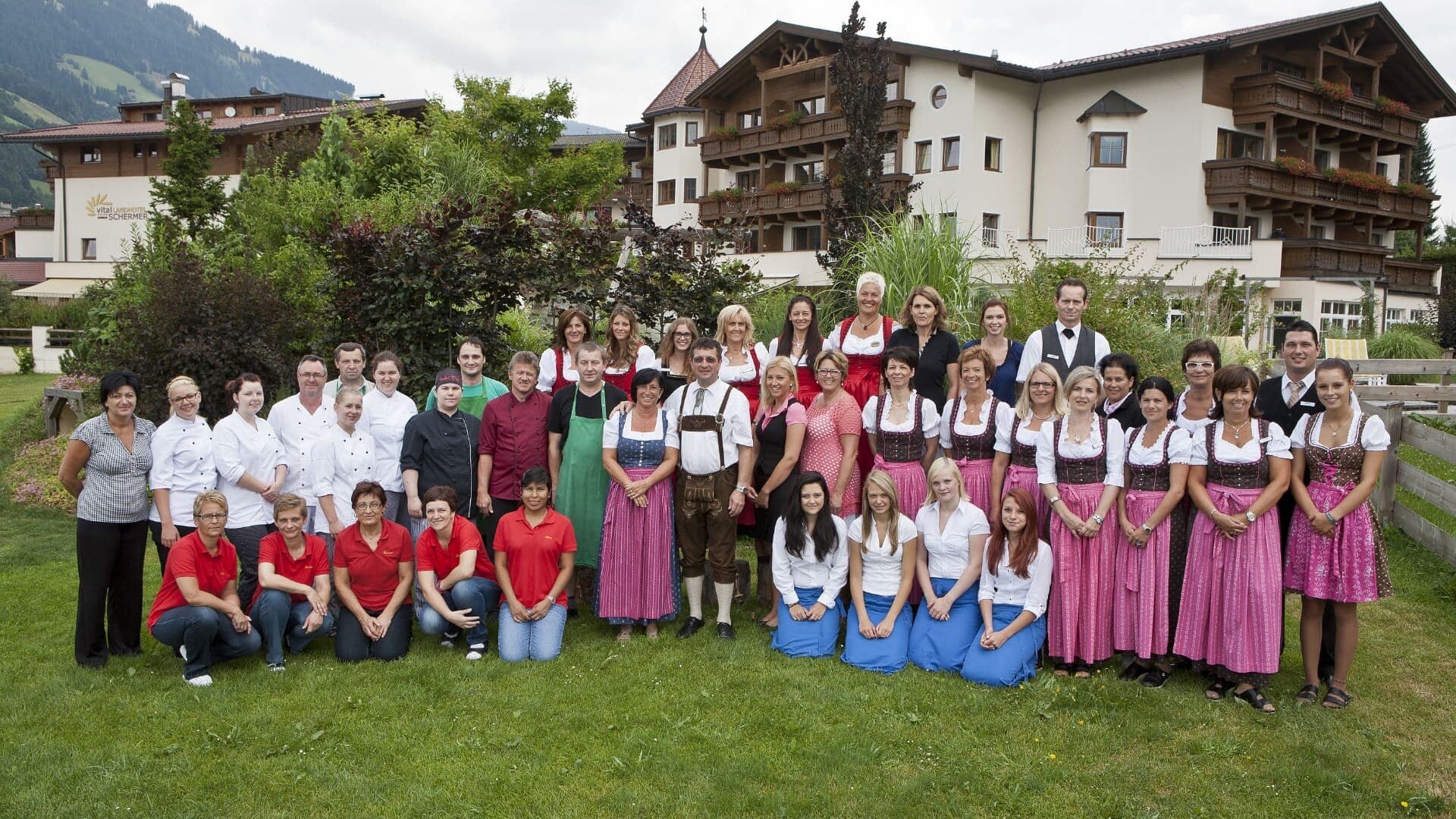 Gruppe von Personen vor einem Hotel im Freien