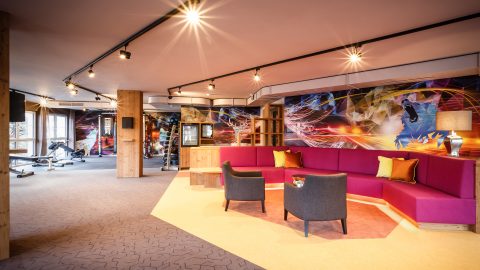 Moderner Fitnessbereich mit gemütlicher Sitzecke