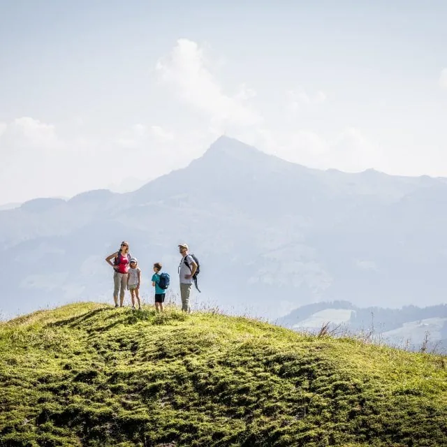 Familie genießt die Aussicht in den Bergen.