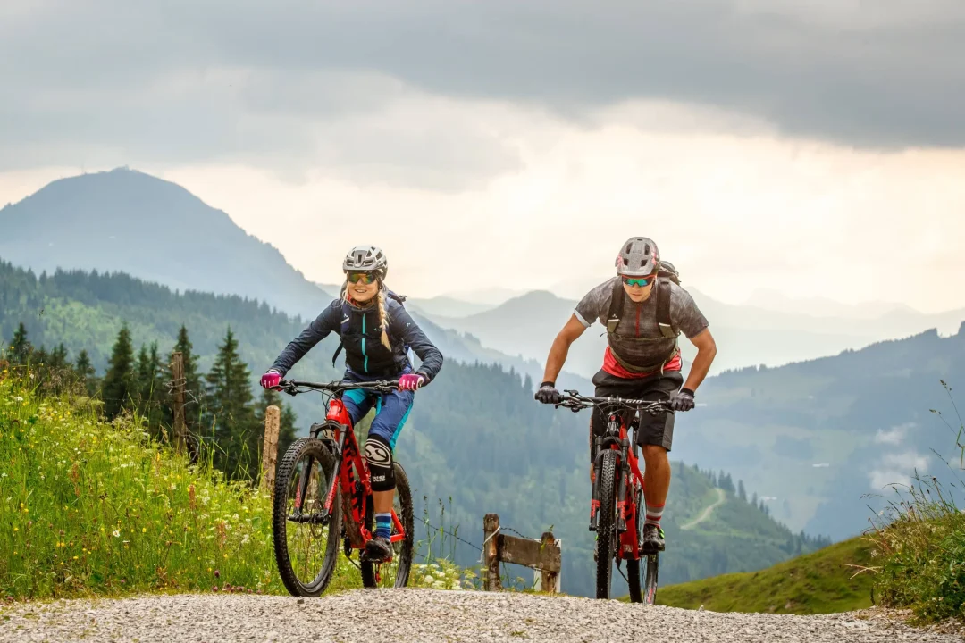 Mountainbiker auf einem Weg in den Bergen