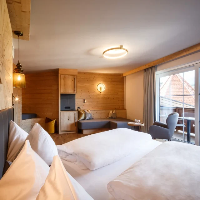 Moderne Hotelzimmer mit Balkon und Holzdekor