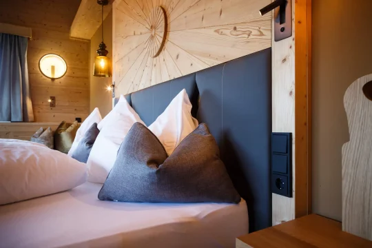 Gemütliches Schlafzimmer mit Kissen und Holzdetails