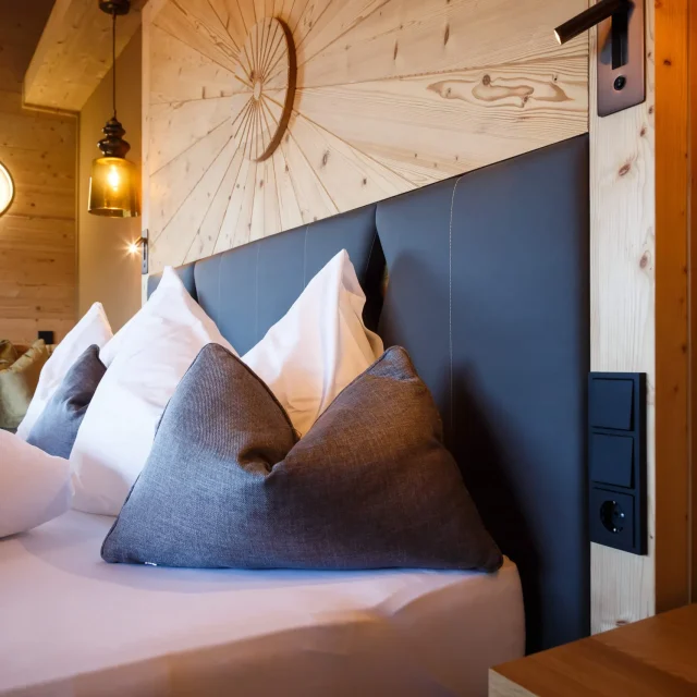 Gemütliches Schlafzimmer mit Kissen und Holzdetails