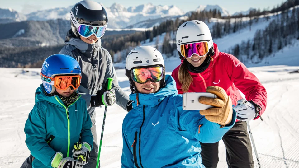Familie macht ein Selfie beim Skifahren.