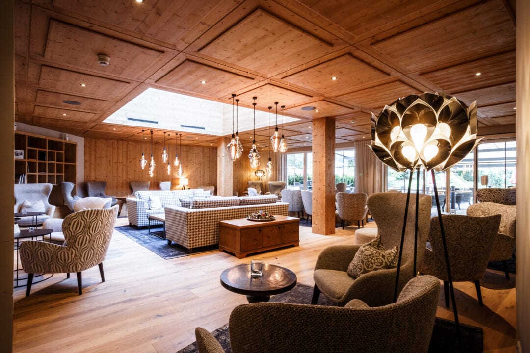 Gemütliches Restaurant mit Holzdekor und stilvollen Möbeln