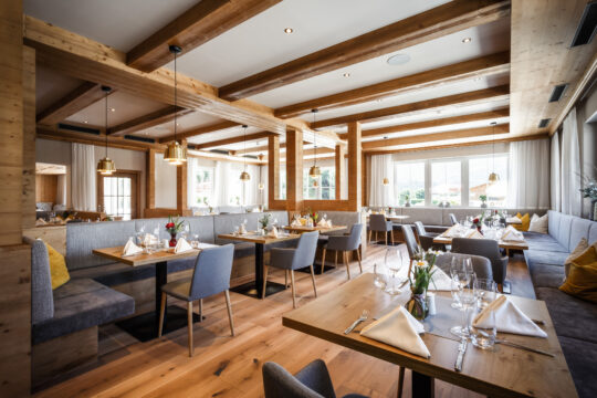 Elegantes Restaurant mit Holzdekor und Tischdekoration.