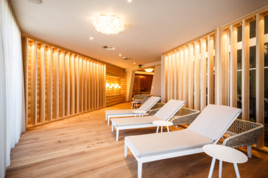 Helle Entspannungslounge mit Liegestühlen
