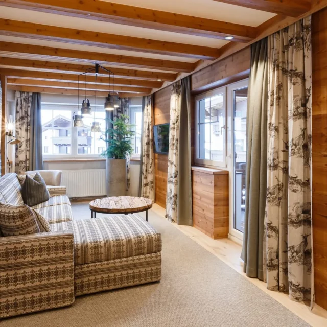 Gemütliches Wohnzimmer mit Holzdekor und Fenstern