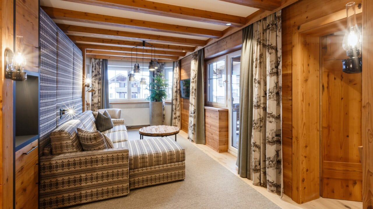 Gemütliches Wohnzimmer mit Holzdekor und Fenstern