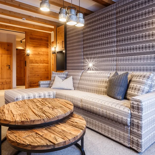 Gemütliches Wohnzimmer mit Holzdetails und dekorativen Kissen