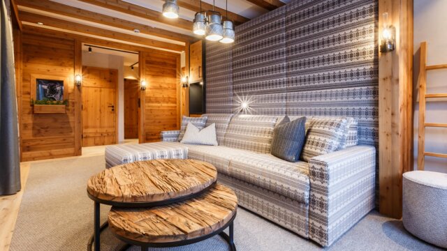 Gemütliches Wohnzimmer mit Holzdetails und dekorativen Kissen
