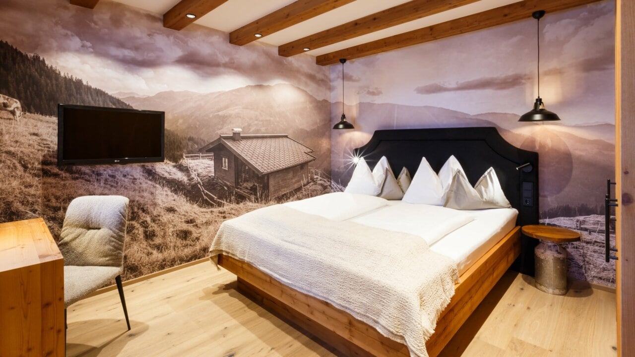 Gemütliches Schlafzimmer mit Holzdekor und Fernseher.