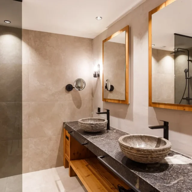 Modernes Badezimmer mit eleganten Waschbecken und Spiegeln