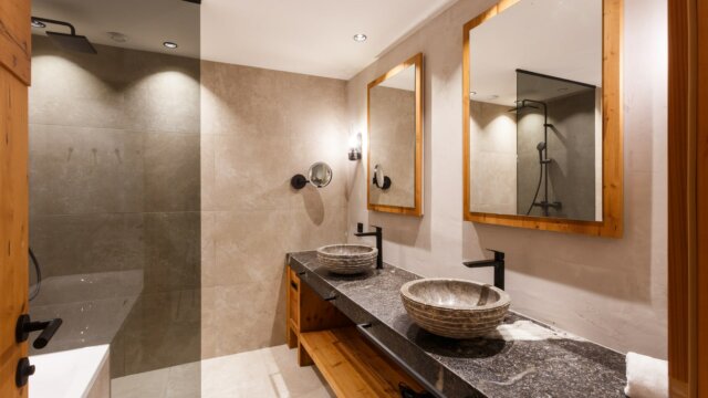 Modernes Badezimmer mit eleganten Waschbecken und Spiegeln