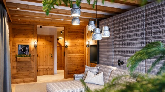 Gemütlicher Wohnraum mit Holzakzenten und stilvollen Lampen.