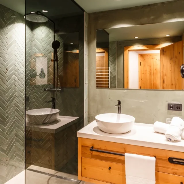 Modernes Badezimmer mit Holz und Fliesen.
