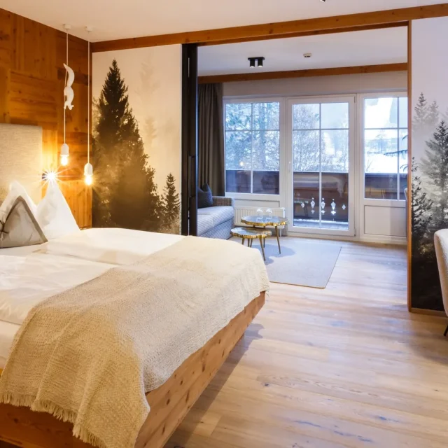 Moderne Hotelzimmer mit Holzdetails und Panoramafenster.