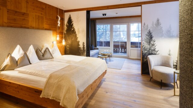 Moderne Hotelzimmer mit Holzdetails und Panoramafenster.