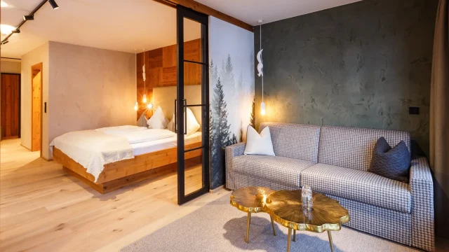 Modernes Zimmer mit Holzmöbeln und gemütlicher Couch.