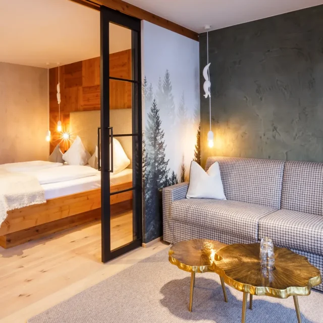 Modernes Zimmer mit Holzmöbeln und gemütlicher Couch.