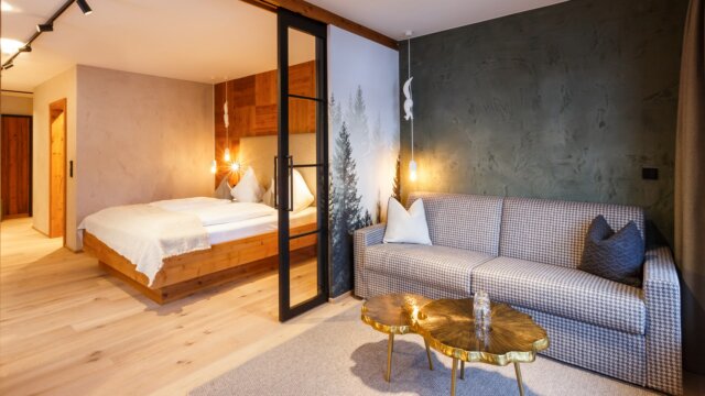 Modernes Zimmer mit Holzmöbeln und gemütlicher Couch.
