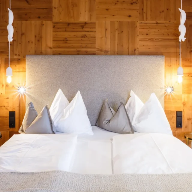 Gemütliches Schlafzimmer mit Holzdekor und Beleuchtung