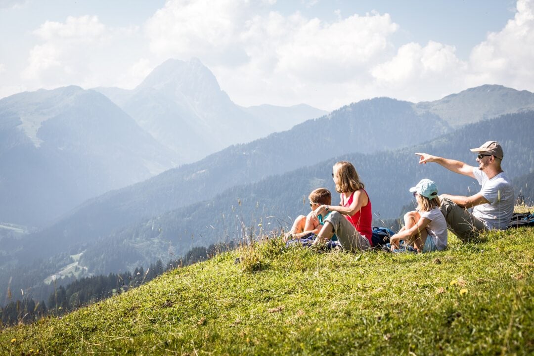 Familie genießt Aussicht in den Bergen.