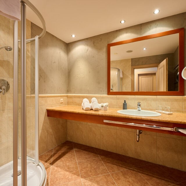 Modernes Badezimmer mit Dusche und Waschbecken