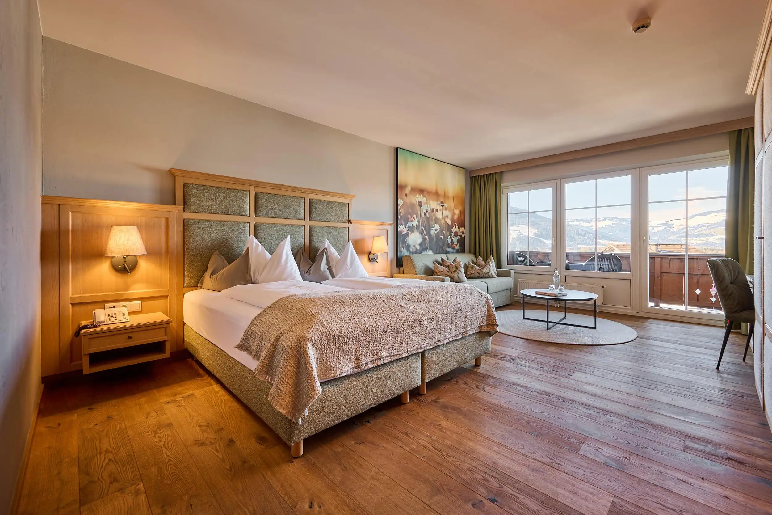 Modernes Schlafzimmer mit Blick auf die Berge