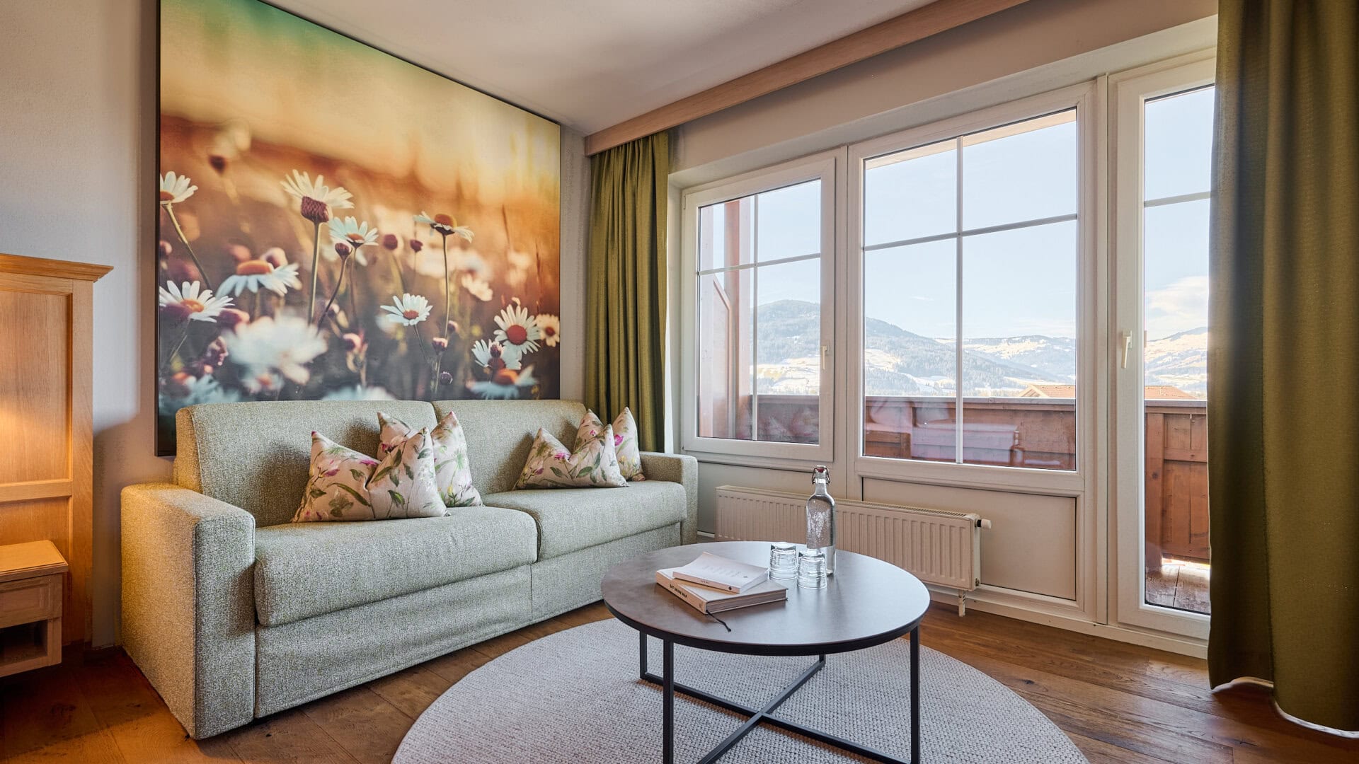 Helles Wohnzimmer mit Blumenbild und Aussicht.
