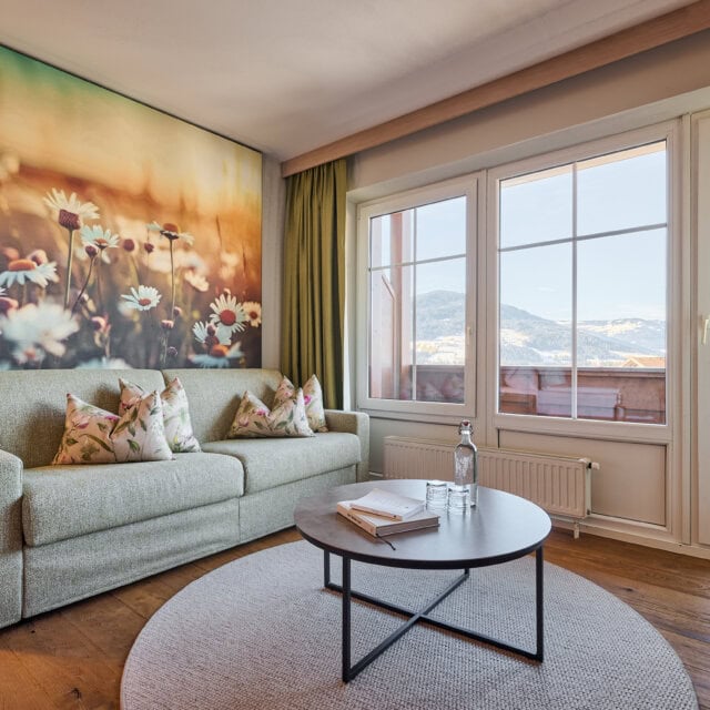 Helles Wohnzimmer mit Blumenbild und Aussicht.