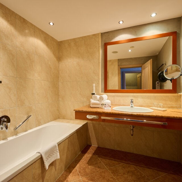 Modernes Badezimmer mit Badewanne und Spiegel